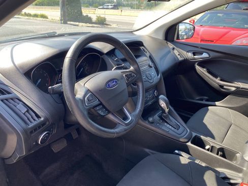 Used 2018 Ford Focus SE w/ Cold Weather Package FWD image 11