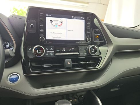 Used 2020 Toyota Highlander XLE AWD/4WD image 21