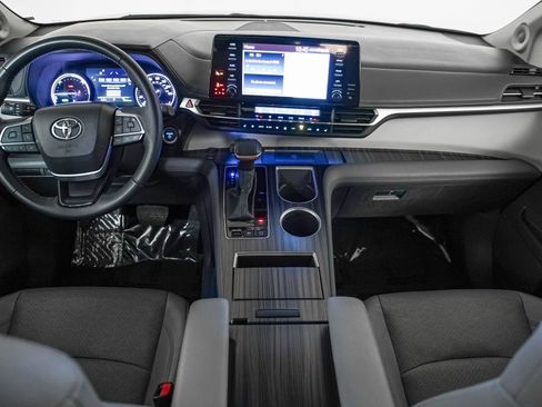 Used 2024 Toyota Sienna Limited image 9