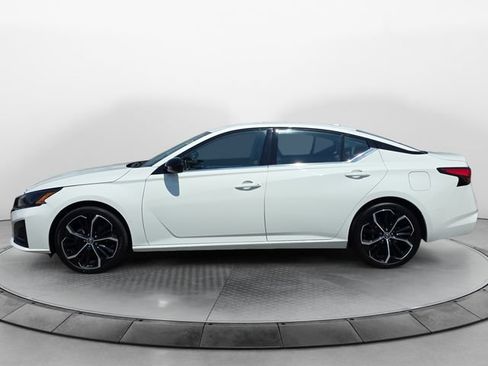 Used 2023 Nissan Altima 2.5 SR FWD image 2