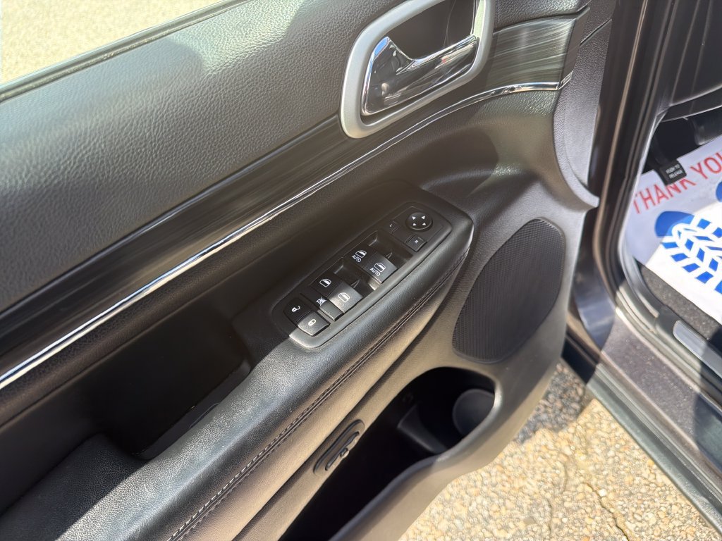 Used 2019 Jeep Grand Cherokee Limited AWD/4WD image 11