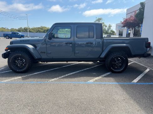 Used 2025 Jeep Gladiator Sport AWD/4WD image 6