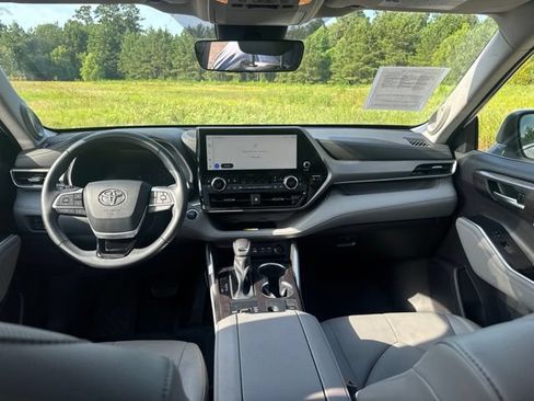 Used 2023 Toyota Highlander Limited FWD image 15