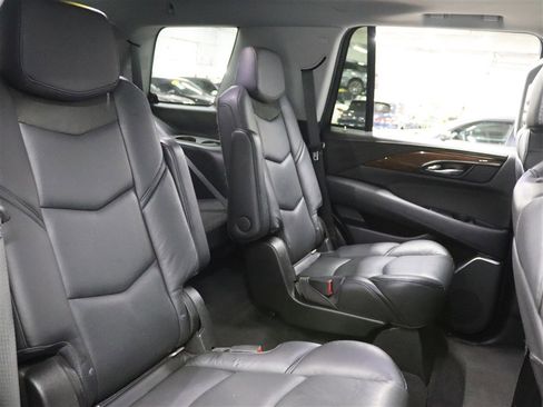 Used 2019 Cadillac Escalade Luxury image 17