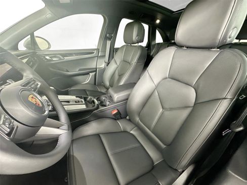 Certified 2026 Porsche Macan AWD/4WD image 5