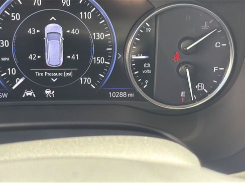 Used 2023 Buick Enclave Avenir w/ Avenir Technology Package FWD image 11