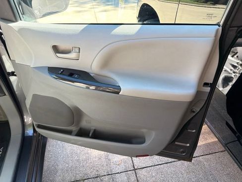 Used 2013 Toyota Sienna LE w/ Towing Pkg FWD image 26