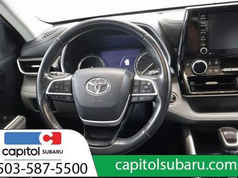 Used 2022 Toyota Highlander XLE AWD/4WD image 16