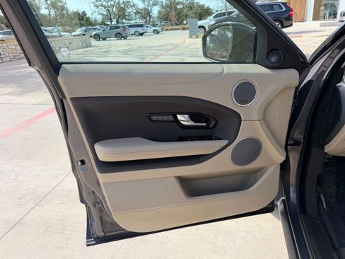 Used 2016 Land Rover Range Rover Evoque SE image 22