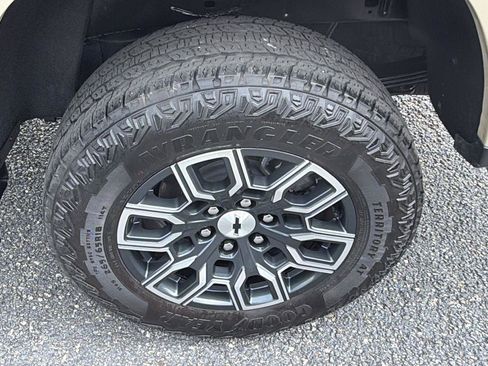 Used 2023 Chevrolet Colorado Z71 w/ Z71 Convenience Package 2 AWD/4WD image 9