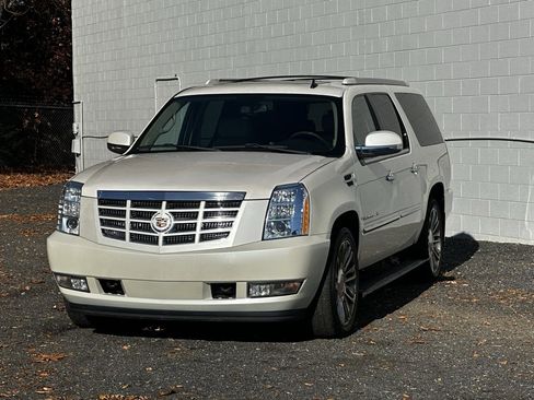 Used 2011 Cadillac Escalade ESV Premium image 4