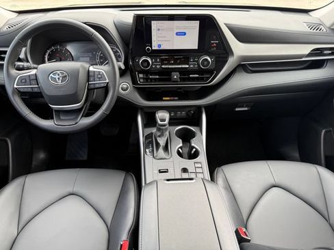 Used 2025 Toyota Highlander XLE FWD image 21