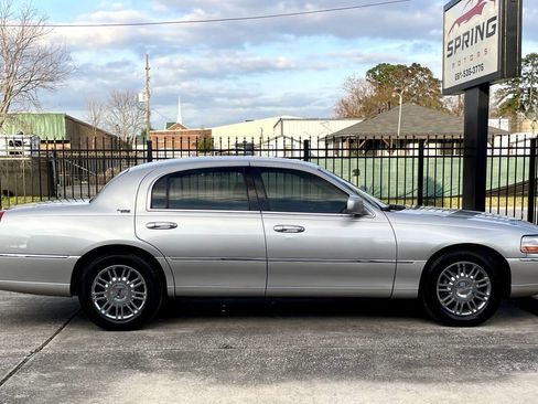 Used 2006 Lincoln Town Car Signature Limited image 6