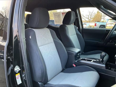 Used 2020 Toyota Tacoma TRD Off-Road w/ Technology Package image 7