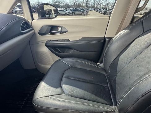 Used 2022 Chrysler Pacifica Touring-L w/ Uconnect Theater Family Group image 13