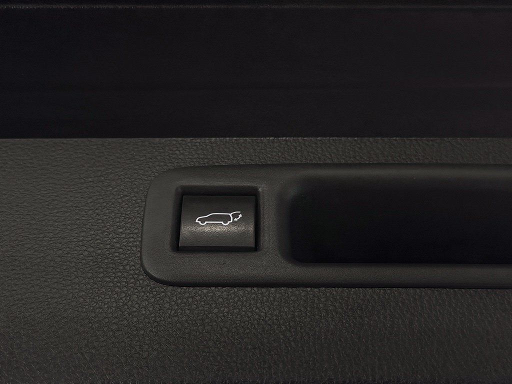 Used 2021 Toyota Highlander Limited FWD image 24