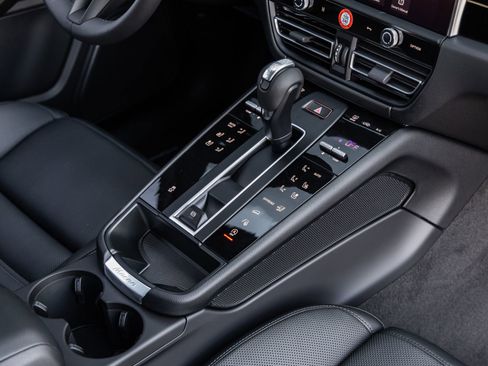 Certified 2026 Porsche Macan AWD/4WD image 34