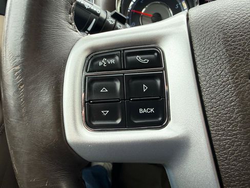 Used 2016 Chrysler Town & Country Touring image 12