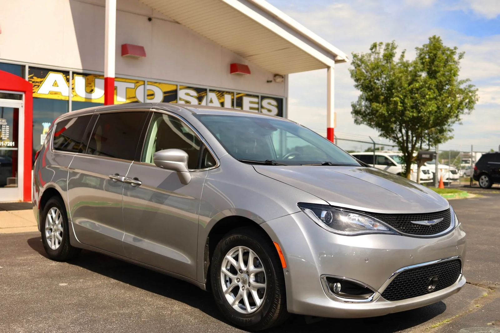 Used 2020 Chrysler Pacifica Touring w/ Advanced Safetytec Group FWD image 3