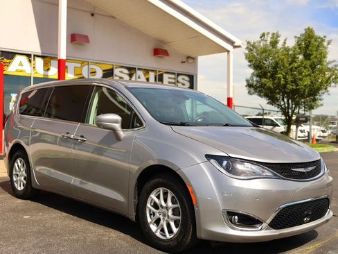 Used 2020 Chrysler Pacifica Touring w/ Advanced Safetytec Group FWD image 3