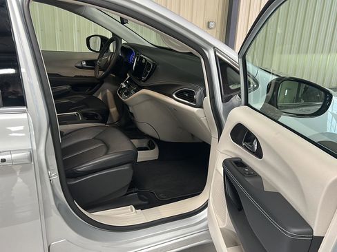 Used 2024 Chrysler Pacifica Touring-L image 14