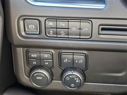 Used 2021 Chevrolet Suburban Z71 w/ Luxury Package image 21