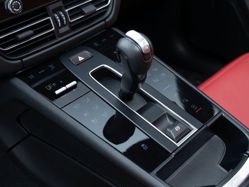 Certified 2025 Porsche Macan image 27