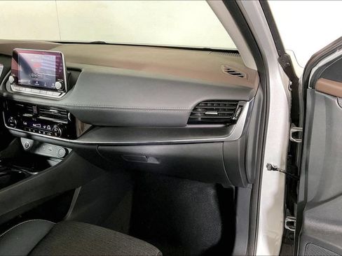 Used 2023 Nissan Rogue SV FWD image 16
