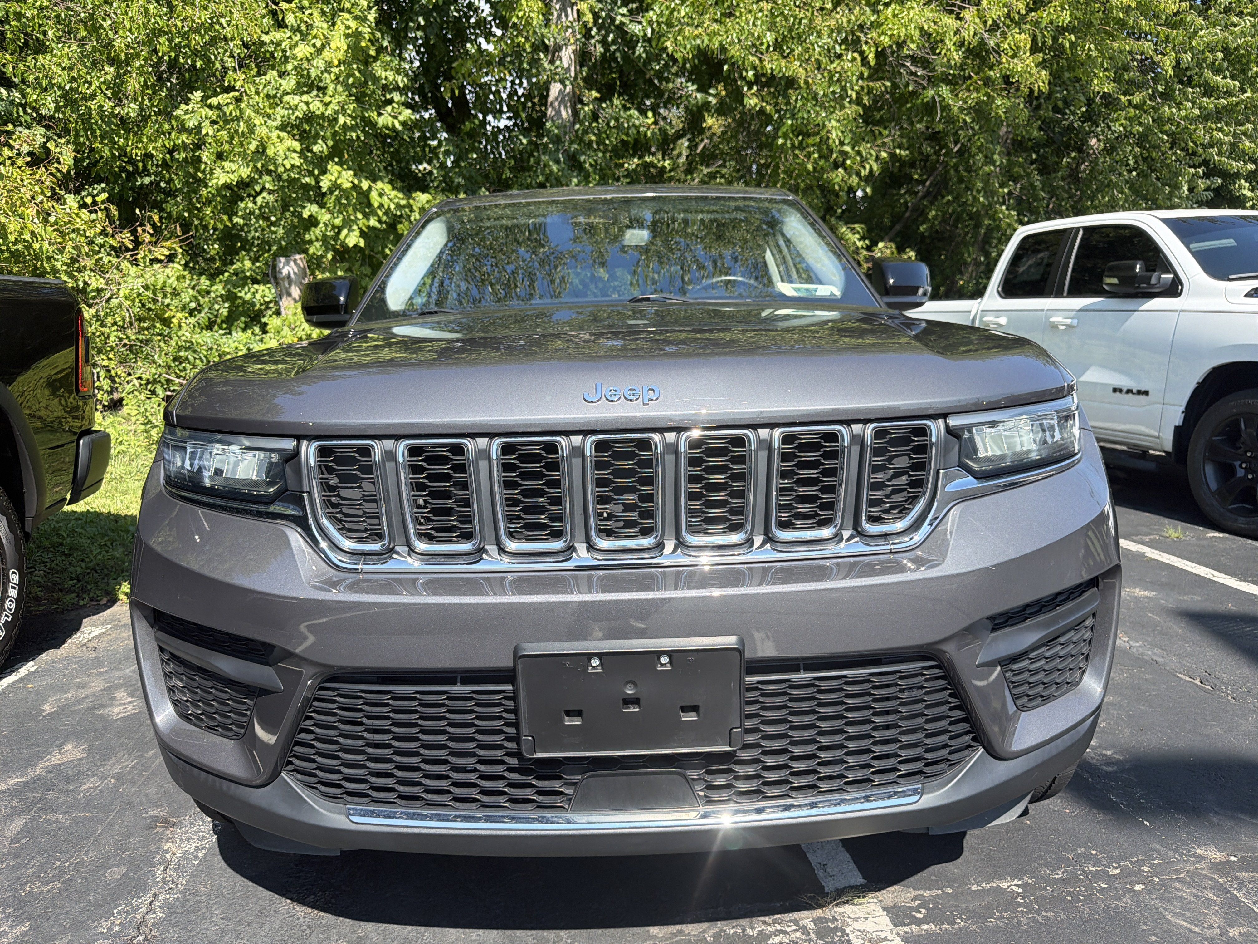 Used 2022 Jeep Grand Cherokee Laredo w/ Luxury Tech Group I AWD/4WD image 2