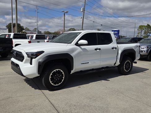 Certified 2025 Toyota Tacoma TRD Off-Road image 3