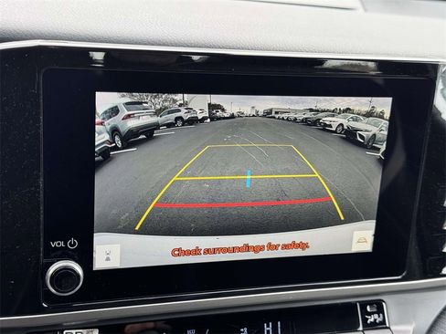 Used 2025 Toyota Camry SE image 4