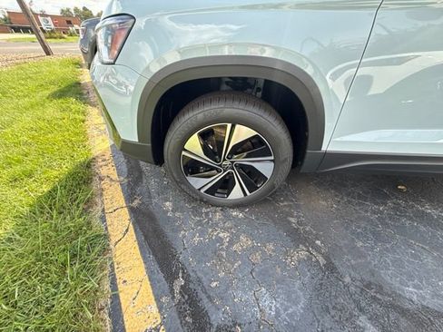 New 2026 Volkswagen Taos SE AWD/4WD image 4