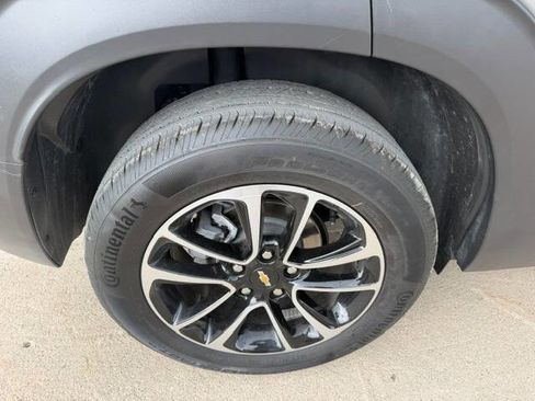Used 2025 Chevrolet TrailBlazer LT AWD/4WD image 4