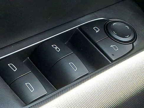 Used 2025 Chevrolet Colorado Z71 w/ Technology Package image 32