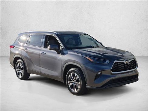 Used 2022 Toyota Highlander XLE FWD image 3