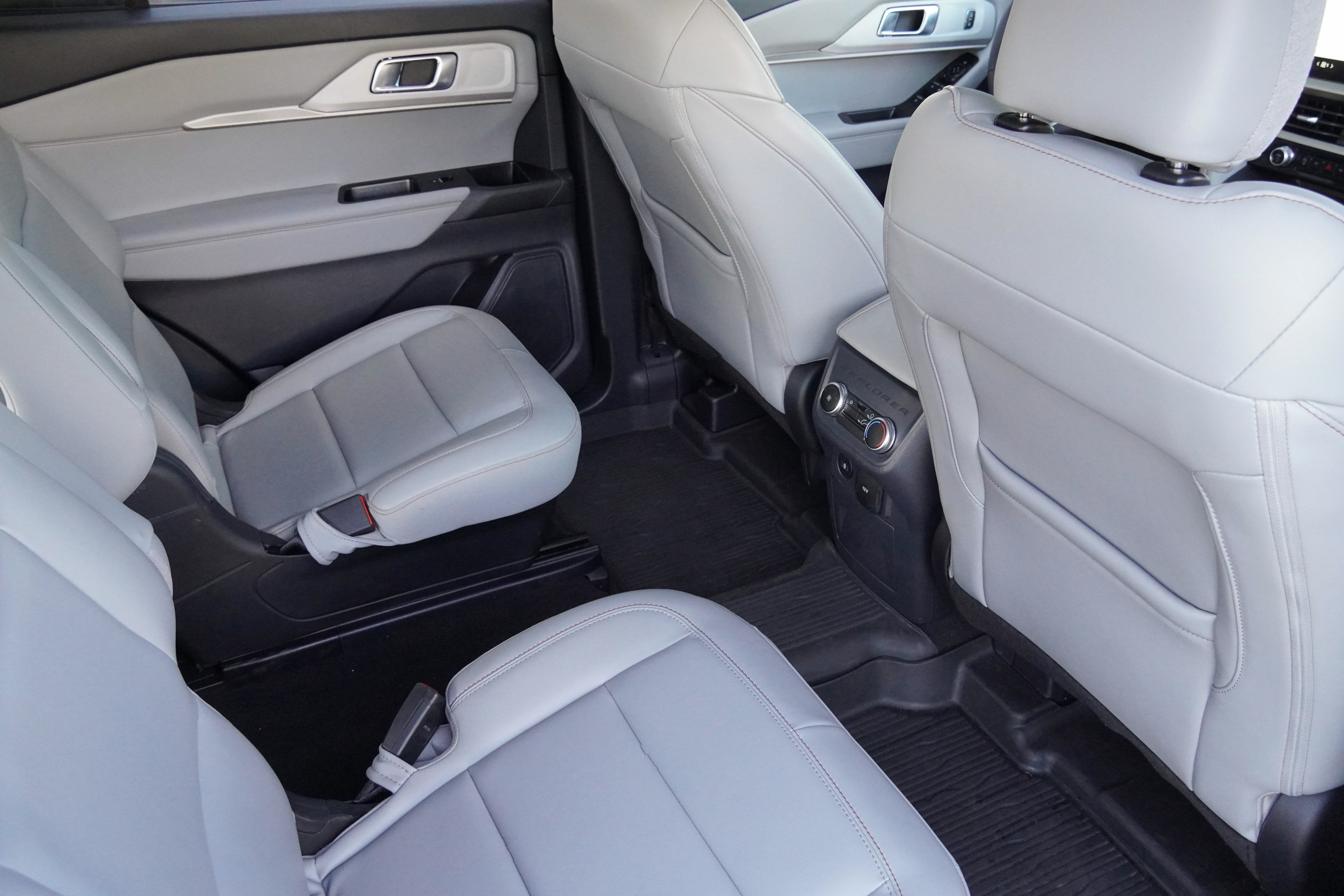 Used 2025 Ford Explorer Active w/ Active Comfort Package RWD image 33