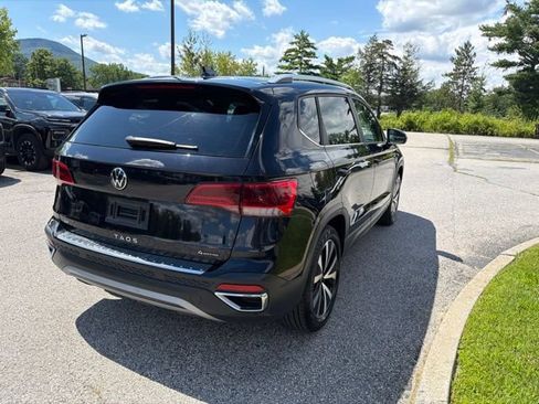 Used 2023 Volkswagen Taos SE w/ Panoramic Sunroof Package AWD/4WD image 5