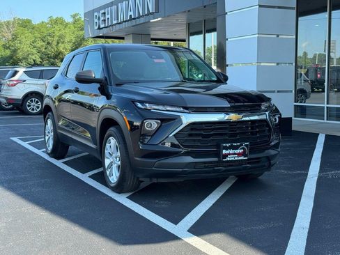 Used 2024 Chevrolet TrailBlazer LS w/ LS Convenience Package FWD image 2