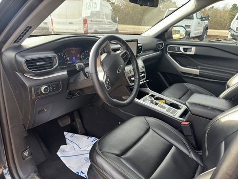 Used 2022 Ford Explorer XLT w/ Equipment Group 202A image 13