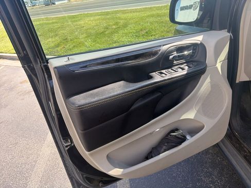 Used 2015 Chrysler Town & Country Limited Platinum FWD image 15