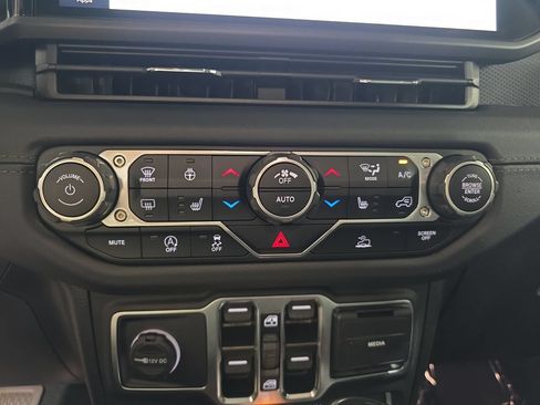 Used 2024 Jeep Wrangler Unlimited Rubicon w/ Convenience Group AWD/4WD image 20
