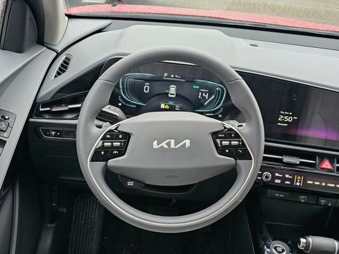 New 2025 Kia Niro EX image 17