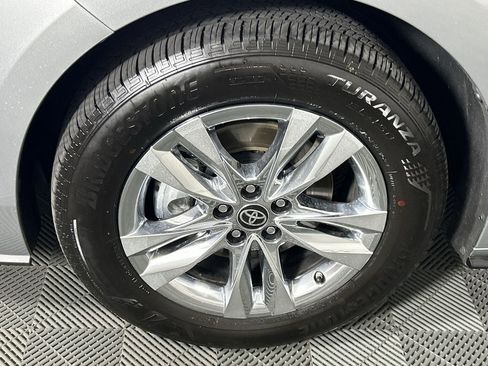 Used 2025 Toyota Sienna Limited image 10