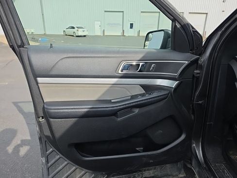 Used 2017 Ford Explorer XLT w/ Equipment Group 202A AWD/4WD image 9