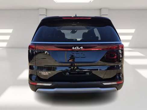 Used 2024 Kia Carnival EX image 4