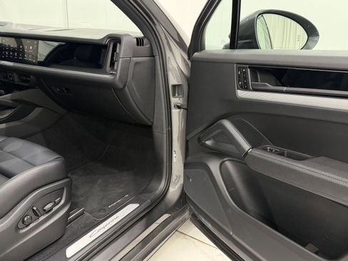 Certified 2025 Porsche Cayenne image 21