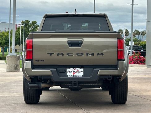 Used 2025 Toyota Tacoma TRD Sport AWD/4WD image 5
