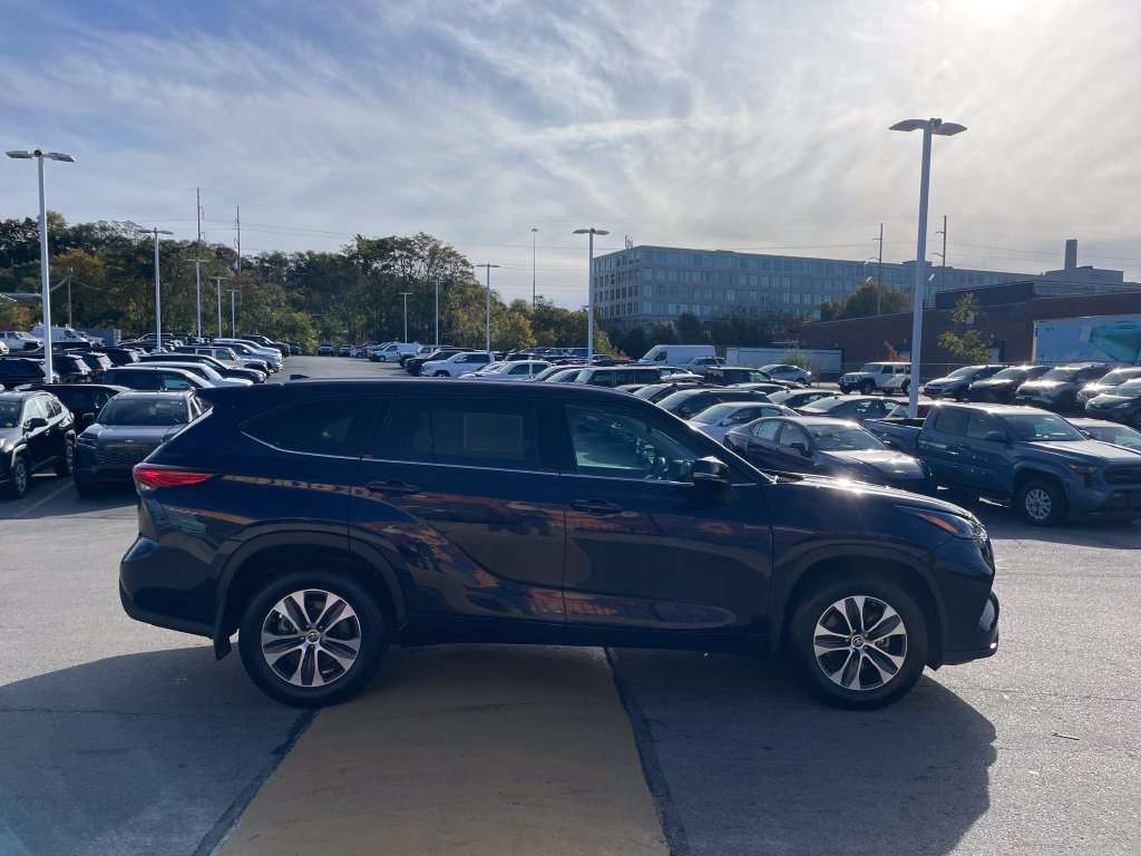 Used 2022 Toyota Highlander XLE AWD/4WD image 6