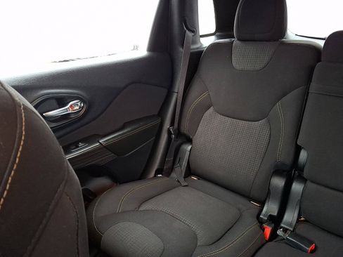 Used 2017 Jeep Cherokee Latitude w/ Cold Weather Group image 18