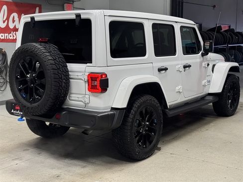 Used 2023 Jeep Wrangler Unlimited Sahara w/ Cold Weather Group AWD/4WD image 8